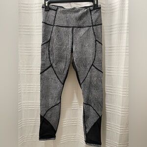 Lululemon black and white ruched back leggings size 6